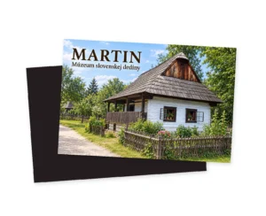 Grafický motív bielej vidieckej chalupy s dreveným podlažím a valbovou strechou v zelenom prostredí Múzea slovenskej dediny Martin.