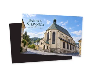 Grafická ilustrácia Kostola svätej Kataríny v Banskej Štiavnici so zelenou strešnou vežičkou, vysokými oknami a kamennými oporami.