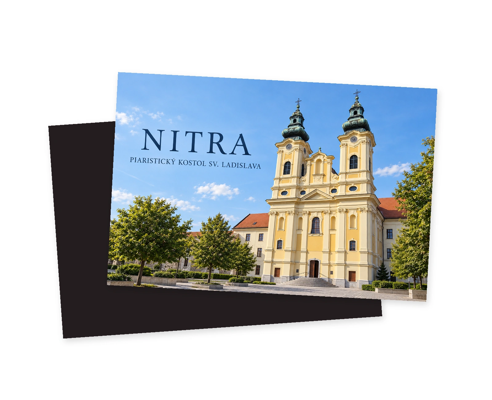 Grafická ilustrácia žlto-krémového priečelia piaristického kostola svätého Ladislava v Nitre s bielymi pilastrami a dvomi vežami so zelenými cibuľovými strechami.