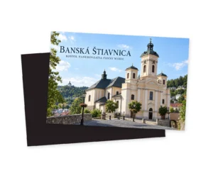 Svetložltý kostol s bielym členením, tmavými strechami, vysokou centrálnou vežou s cibuľovou strechou a dvomi nižšími rohovými pavilónmi.
