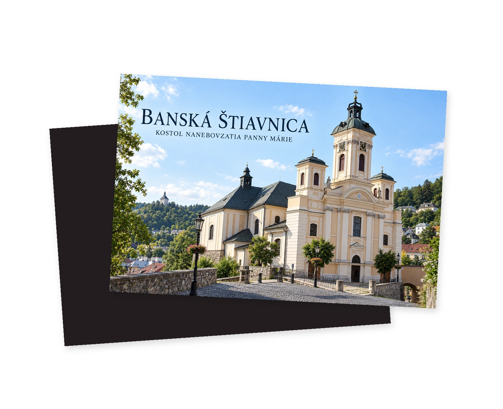 Svetložltý kostol s bielym členením, tmavými strechami, vysokou centrálnou vežou s cibuľovou strechou a dvomi nižšími rohovými pavilónmi.