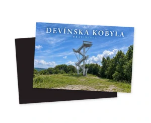 Bielosivá oceľová vyhliadková veža na Devínskej Kobyle so tromi rozvetvenými plošinami, stojaca na letnej čistinke pod oblohou s oblakmi.