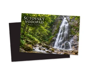 Grafický dizajn magnetky zobrazujúci letný pohľad na Šútovský vodopád, svetlú vodu po tmavej skale, potok medzi kameňmi a zelený les v pozadí.