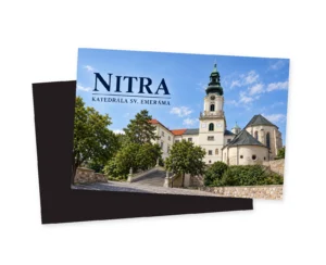 Ilustrácia Nitrianskej katedrály sv. Emeráma so zelenou cibuľovou strechou, centrálnou hodinovou vežou a schodiskom v klasicistickom štýle.