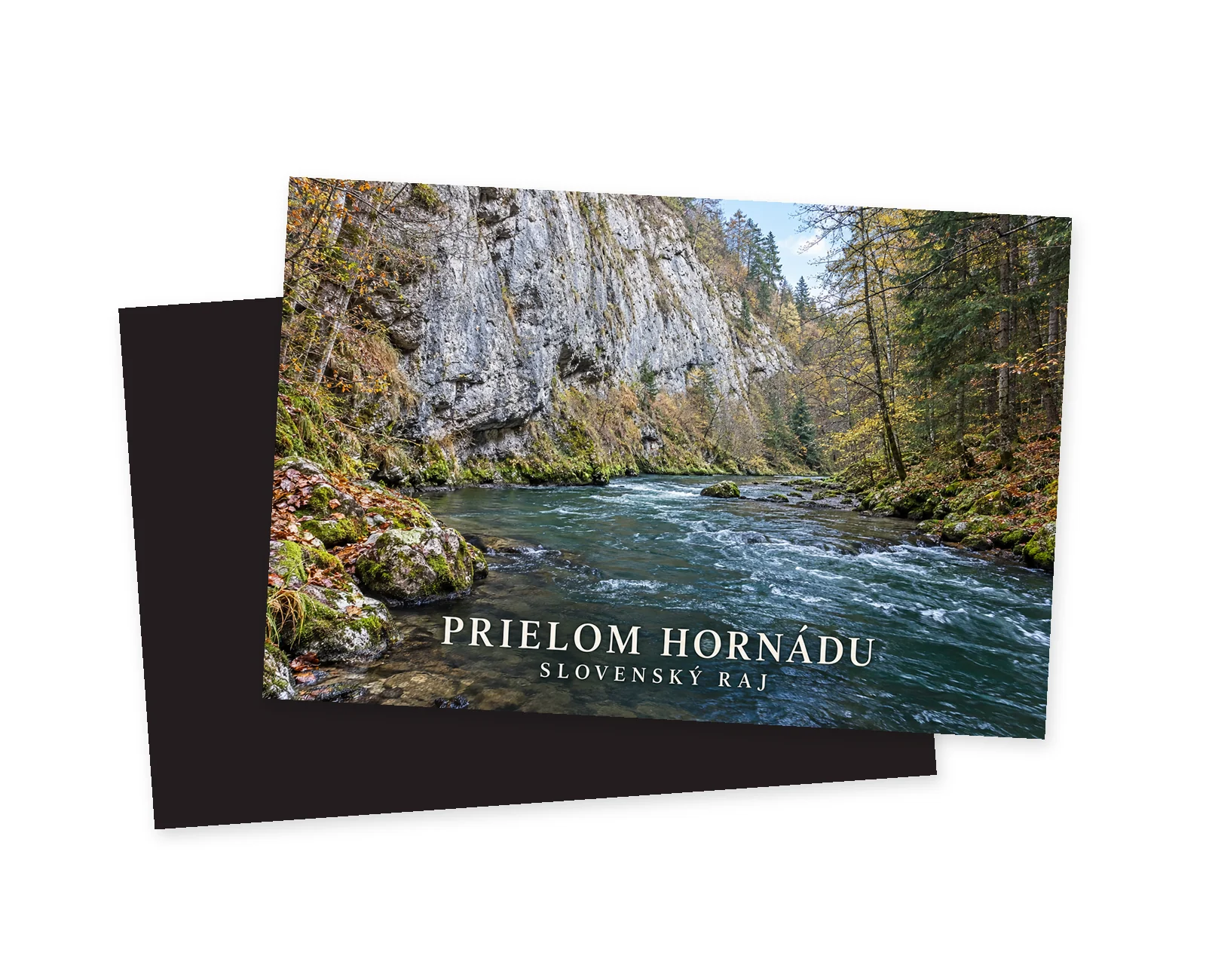 Magnetka zobrazujúca vápencovú skalnú stenu, ihličnatý les a meander rieky Hornád v jesennom svetle s textom PRIELOM HORNÁDU.