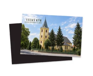 Grafický motív Kostola Povýšenia sv. Kríža vo Veľkom Kýre zobrazený na suvenírovej magnetke.