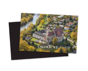 Šikmý letecký pohľad na gotický kláštorný kostol sv. Petra z Alkantary v Okoličnom so svetlou fasádou, opornými piliermi a pripojeným kláštorom v jesennom prostredí.