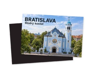 Predný pohľad na magnetku zobrazujúcu pastelovomodrý secesný Kostol svätej Alžbety s okrúhlou vežou, modrou strechou a bielymi detailmi, oblohou, zelenými stromami a textom Bratislava.