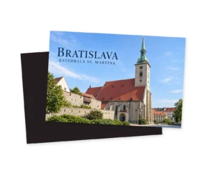 Grafická reprodukcia fasády a veže Katedrály svätého Martina v Bratislave, znázorňujúca jej gotické architektonické prvky.