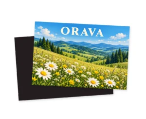 Ilustrovaná magnetka s nápisom ORAVA, bielymi a žltými kvetmi, zelenými kopcami so smrekmi a modrou oblohou s oblakmi.