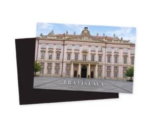 Realistická grafika bledoružovej čelnej fasády Primaciálneho paláca v Bratislave s trojuholníkovým štítom sochami, dlhým kamenným balkónom podopretým stĺpmi a pravidelnými oknami.