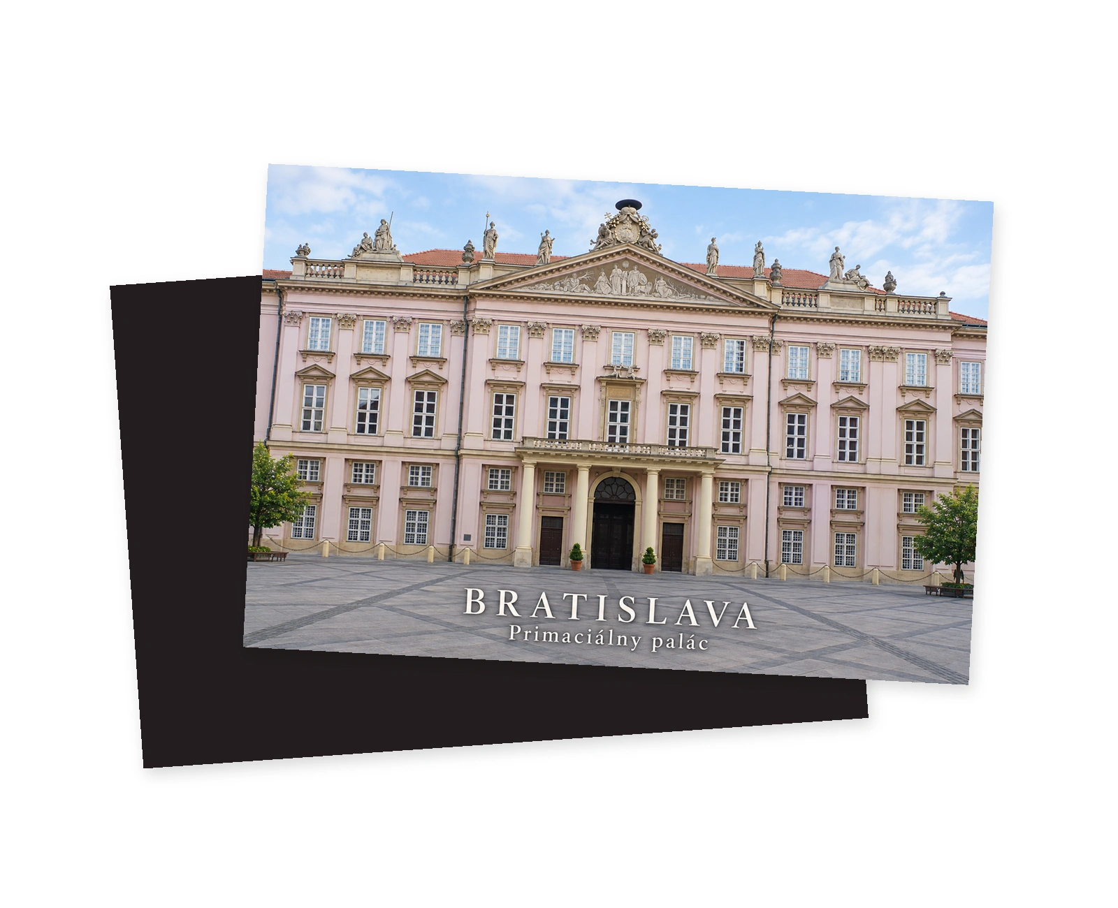 Realistická grafika bledoružovej čelnej fasády Primaciálneho paláca v Bratislave s trojuholníkovým štítom sochami, dlhým kamenným balkónom podopretým stĺpmi a pravidelnými oknami.
