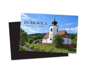 Grafická ilustrácia katolíckeho Kostola sv. Žofie v Dúbravici, zdôrazňujúca mnohouholníkovú vežu, helmicu a lomené okná budovy.