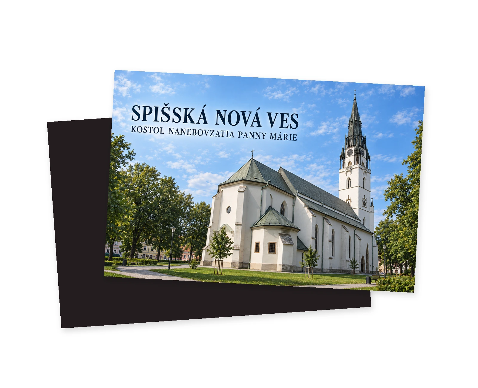 Grafická ilustrácia kostola Nanebovzatia Panny Márie v Spišskej Novej Vsi s dôrazom na vysokú čelnú vežu a zelenosivú strechu.