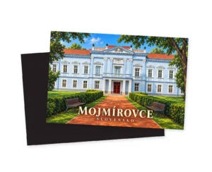 Náhľad magnetky s modrým kaštieľom v Mojmírovciach, červenými dverami, živými plotmi a lavičkami; za prednou stranou je posunutá tmavá zadná strana.
