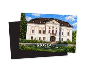Náhľad magnetky s bielo-ružovým priečelím kaštieľa v Mošovciach, hodinami v štíte, balkónom a nápisom Mošovce; tmavá zadná strana na bielom pozadí.