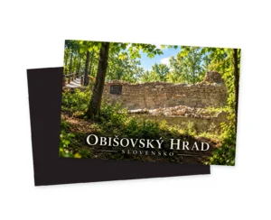 Predná a tmavá zadná strana magnetky Obišovský hrad; na motíve sú nízke kamenné múry, stromy a drevená lávka.