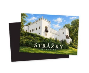 Náhľad magnetky Strážky – kaštieľ, na prednej strane biely kaštieľ, ozdobné atiky a tmavý balkón; za ňou je posunutá tmavá zadná strana na bielom pozadí.