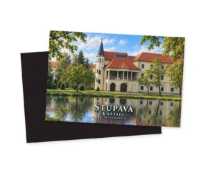 Náhľad magnetky s kaštieľom v Stupave, vežičkou, stĺpovou lodžiou a odrazom v jazierku; tmavá zadná strana na bielom pozadí.