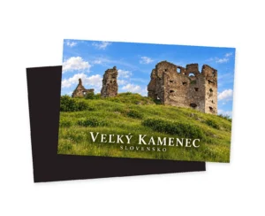 Náhľad magnetky VEĽKÝ KAMENEC s hlavnými kamennými ruinami vpravo a dvoma oddelenými fragmentmi na zelenom svahu; za motívom je tmavá zadná strana.