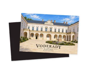 Náhľad magnetky Voderady s motívom svetlého kaštieľa, arkádami, balustrádou, erbom a nápisom VODERADY – KAŠTIEĽ – SLOVENSKO.