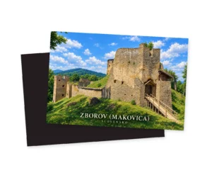 Náhľad magnetky Zborov (Makovica) s mohutnými kamennými múrmi, menšou vežou a drevenou lávkou; za prednou stranou je tmavá zadná strana.