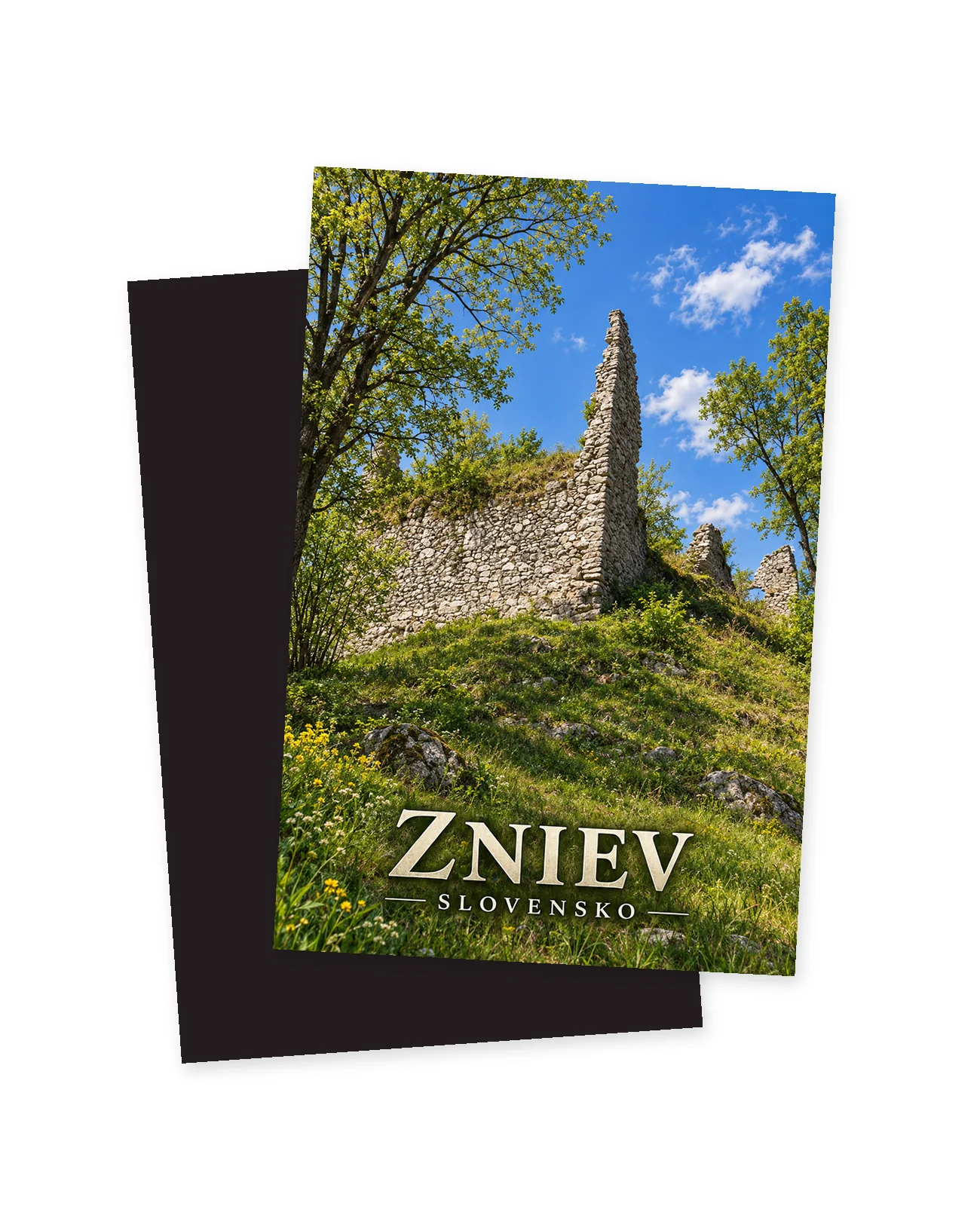 Náhľad zvislej magnetky ZNIEV s nízkym kamenným múrom, vysokým úzkym nárožím na zelenom svahu a tmavou zadnou stranou.